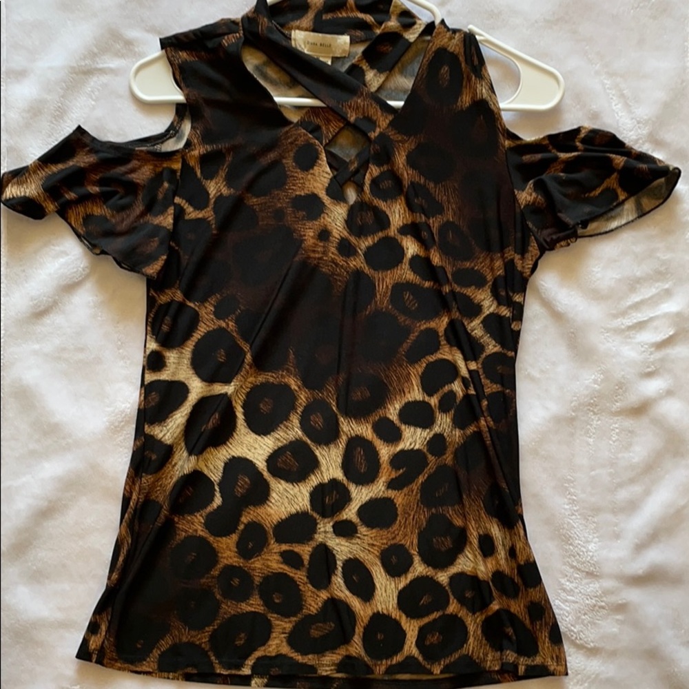 Super cute open shoulder top